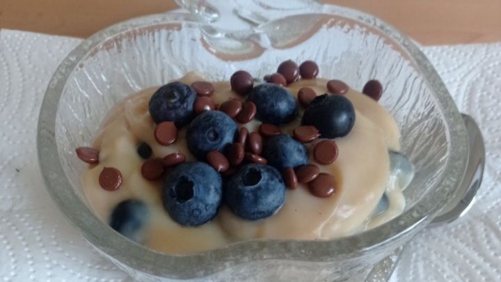 Schnelles Dessert mit Heidelbeeren, selbstgemachtem Vanillepudding und Schokoladen-Topping!