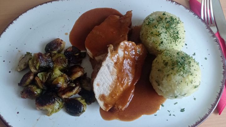 Saftiger Schweinebraten mit Kn&ouml;deln und Rosenkohl &ndash; dieses Rezept zeigt dir den Klassiker mit leckerer So&szlig;e zum Nachkochen.