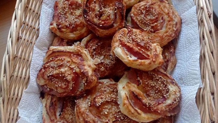 Luftige Schinken-K&auml;se-Schnecken aus Bl&auml;tterteig, perfekt zum Snacken oder f&uuml;rs Buffet &ndash; hier findest du das einfache Rezept dazu.
