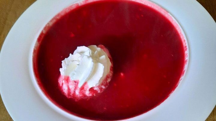 Mit einem Klecks Sahne serviert, geh&ouml;rt Rote-Bete-Suppe mit Kartoffeln schon zur oberen Klasse.