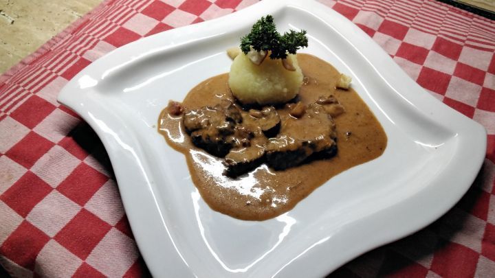 Meine ersten Rinderb&auml;ckchen mit Gl&uuml;hweinso&szlig;e! Ich bin erstaunt, wie toll sie geworden sind, butterzart und die So&szlig;e cremig mild. 