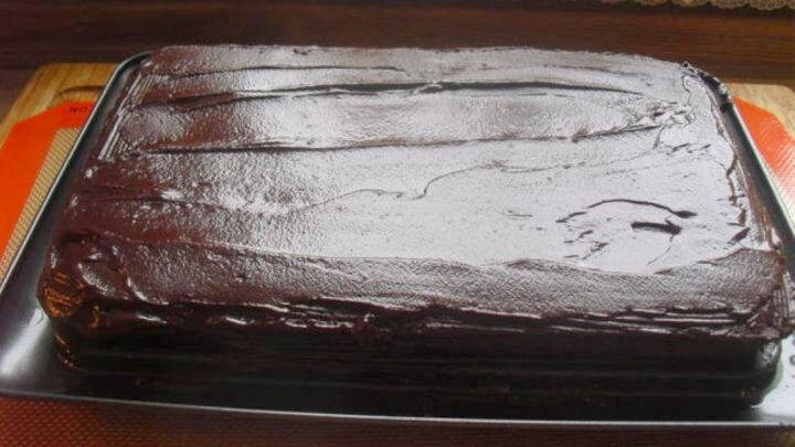 Saftiger Schokoladenkuchen mit gl&auml;nzender Glasur, einfach und schnell zubereitet.