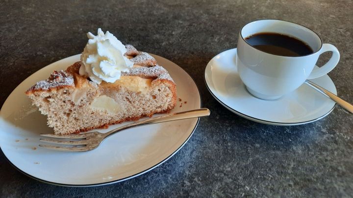 Ein appetitliches St&uuml;ck meines nicht allt&auml;glichen Apfelkuchens mit Haselnuss, das mit einem Sahnetuff getoppt wurde.
