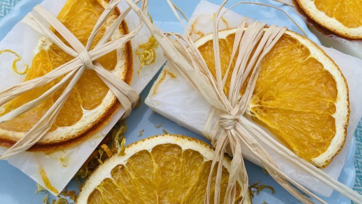 Mit selbstgemachter Orangenseife bringst du frische, dekorative Akzente und nat&uuml;rlichen Duft ins Badezimmer.