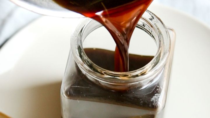 Mit diesem Rezept f&uuml;r selbstgemachten Lebkuchensirup zauberst du echte Weihnachtsstimmung ins Glas &ndash; perfekt f&uuml;r Kaffee oder Desserts.