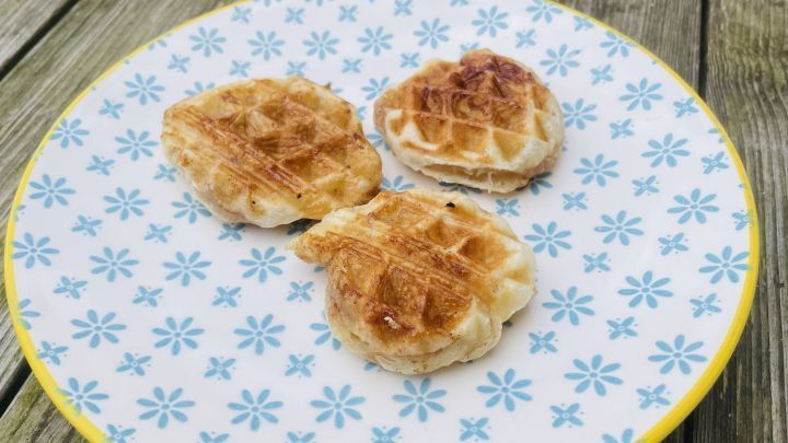 Kleine Mini-Zimtschnecken aus Hefe- oder Bl&auml;tterteig selbstgemacht, einfach und schnell aus dem Waffeleisen.