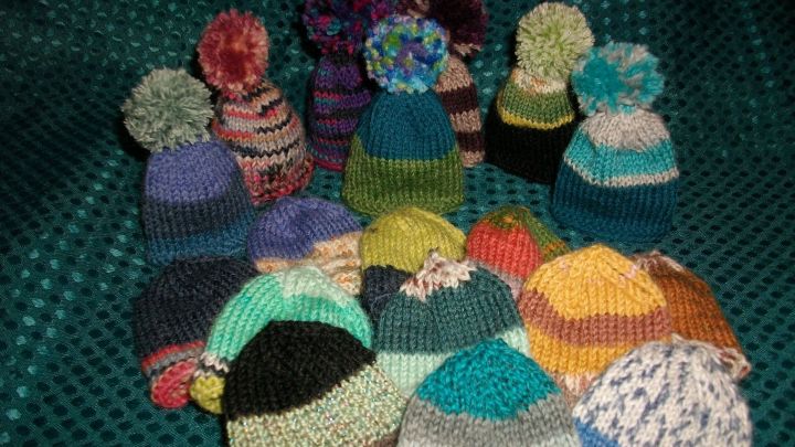 Meine erste Ladung selbstgemachter Flaschenm&uuml;tzen mit und ohne Bommel. Ich stricke sie mit Nadelst&auml;rke 2 und Strumpfwolle 4 Fd.