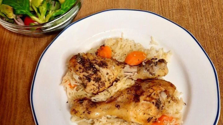 H&auml;hnchenkeulen auf w&uuml;rzigem Reis mit buntem Feldsalat und Avocado &ndash; ein schnelles, ausgewogenes Gericht f&uuml;r jeden Tag.