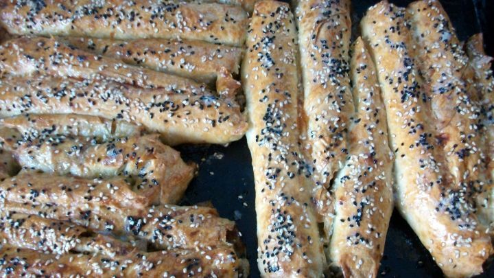 Knuspriger B&ouml;rek mit Hackfleisch und M&ouml;hrengr&uuml;n &ndash; und das Rezept ist gar nicht mal so schwer.
