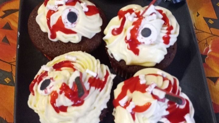 Schaurige Halloween Muffins mit Frischk&auml;se-Frosting und Deko &ndash; ein echter Hingucker auf dem Buffet!