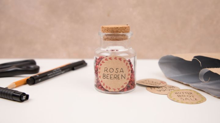 Mit selbstklebenden Etiketten aus Milcht&uuml;ten kannst du Gl&auml;ser kreativ und nachhaltig beschriften, wie hier am Vorratsglas gezeigt.