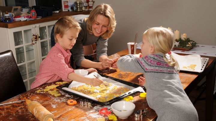 Weihnachtspl&auml;tzchenbacken macht richtig viel Spa&szlig;, wenn man es mit anderen zusammen macht. Hier verrate ich dir, warum wir im Dezember &uuml;berhaupt Pl&auml;tzchen machen.