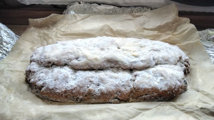 Saftiger Mandelstollen mit feinem Rosenwasser, frisch gebacken und mit Puderzucker best&auml;ubt &ndash; das perfekte Rezept f&uuml;r die Adventszeit.