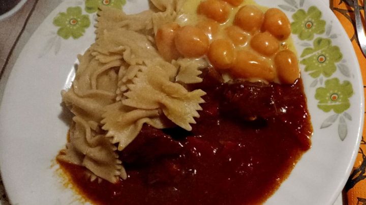 Rindergulasch mit Pariser Karotten und Vollkornnudeln: Proteine, Ballaststoffe und ein Hauch S&uuml;&szlig;e machen dieses Gericht besonders.