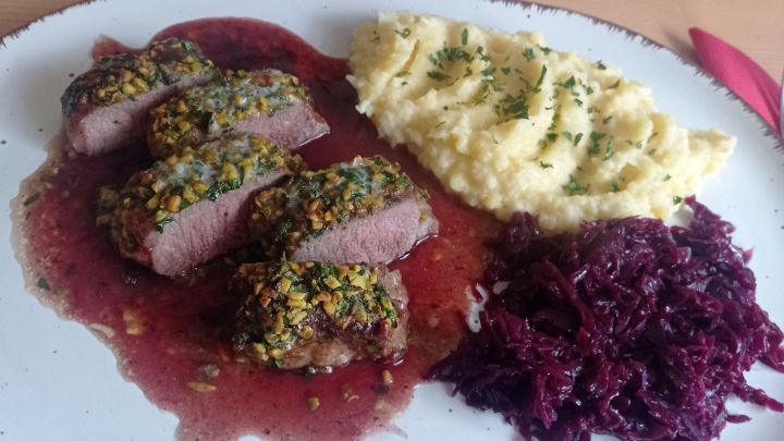 Lammr&uuml;cken mit Pistazienkruste in Rotweinso&szlig;e, mit Kartoffel-Sellerie-P&uuml;ree und Rotkohl als Beilage: Ein festliches Rezept voller Geschmack!