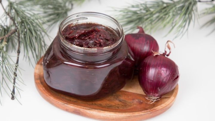 Rotes Zwiebelchutney selbstgemacht: So gibst du deinen Gerichten durch s&uuml;&szlig;-w&uuml;rzige Zwiebeln das besondere Extra!