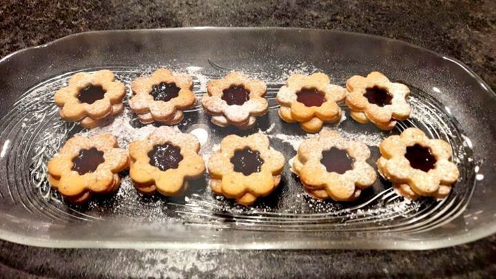 Fruchtige Mohnblumenpl&auml;tzchen: Zarte Pl&auml;tzchen mit Mohn und Marmelade, perfekt f&uuml;rs n&auml;chste Kaffeetrinken auf deinem Tisch.