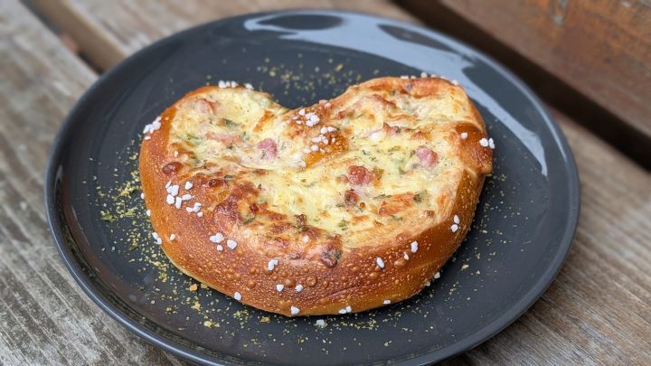 Flammkuchen-Brezeln aus der Hei&szlig;luftfritteuse &ndash; Hier seht ihr meine leckere, fertige Flammkuchen-Brezel.