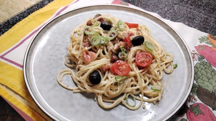 Die One Pot Spaghetti aus Resten gehen super flott, denn nur eine Kasserolle und ein Sieb wird ben&ouml;tigt &ndash; alles in einem Topf zubereitet.
