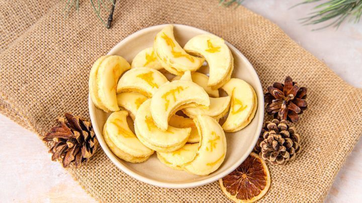 Saftige Orangenpl&auml;tzchen wie bei Oma: Fruchtig-m&uuml;rbe Halbmonde mit feiner Orangennote sorgen auf jedem Weihnachtsteller f&uuml;r Abwechslung.