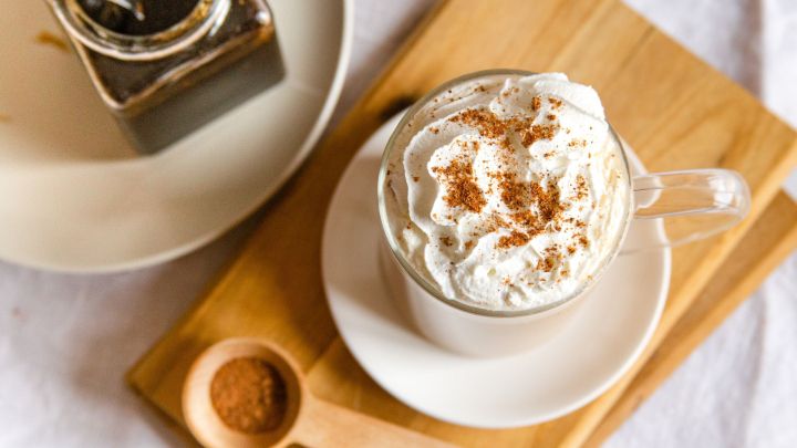 G&ouml;nn dir einen weihnachtlichen Gingerbread Latte mit Sahne und Muskatnuss &ndash; schmeckt fast wie gekauft und ist sogar um einiges g&uuml;nstiger!