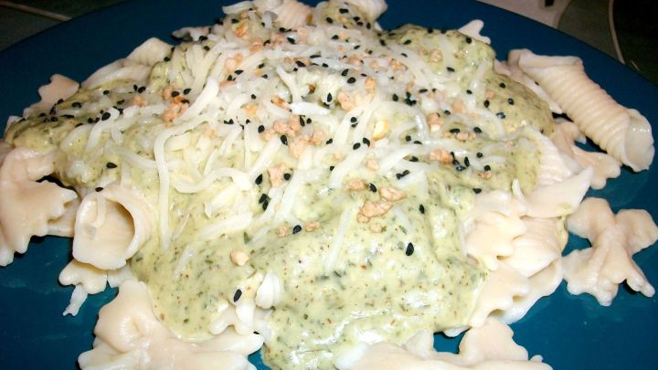 Selbstgemachte Schleifchennudeln und dazu mein M&ouml;hrengr&uuml;n-Nusspesto. Ich fand die Kombination richtig lecker.