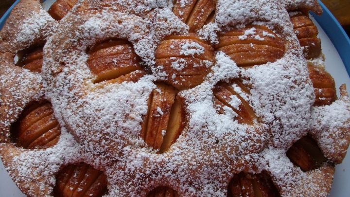 Wenn man da nicht schon vom Anblick Appetit bekommt &ndash; Mein versunkener Apfelkuchen, oben dr&uuml;ber noch etwas Puderzucker gest&auml;ubt.