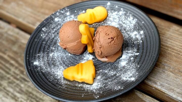 Winter-Kuss Eis: Zartes Schokoaroma aus der Eismaschine, festlich serviert mit weihnachtlichen Butterpl&auml;tzchen und Puderzucker