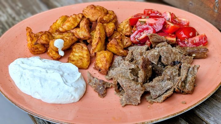 Backpapier D&ouml;ner aus der Hei&szlig;luftfritteuse: Hier auf diesem Teller seht ihr meinen fertigen D&ouml;ner mit Extrabeilagen.