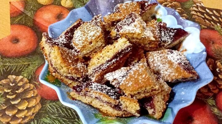 Das sind meine fertigen Linzer Streifen, von mir ein bisschen abgewandelt, mit Brombeermarmelade anstatt mit Himbeermarmelade.
