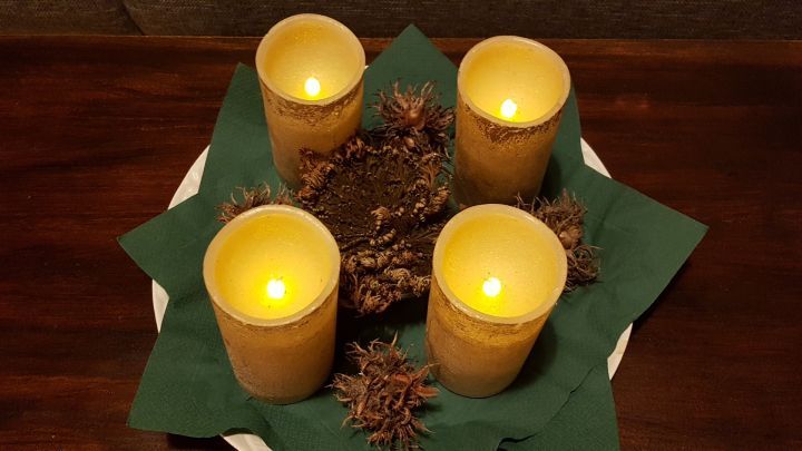 Adventliches Arrangement: Auferstehungspflanze und Kerzen sorgen f&uuml;r nat&uuml;rliche Atmosph&auml;re und festliche Stimmung auf deinem Tisch.