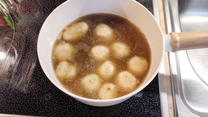 Selbstgemachte Rinderkraftbr&uuml;he mit selbstgemachten Markkl&ouml;&szlig;chen. Die ganze Kraft zieht in die Kl&ouml;&szlig;chen ein.