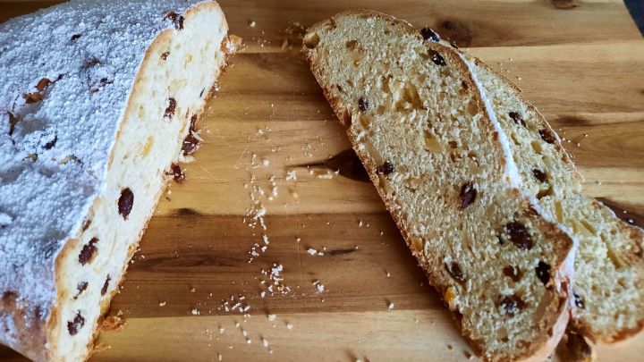 Unser Christstollen mit fruchtiger Aprikosen-F&uuml;llung, die jedoch nicht &uuml;berhandnehmen sollte.