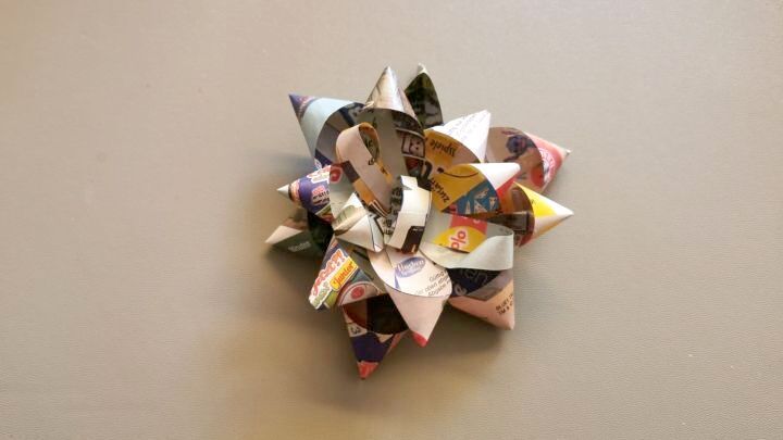Geschenk-Schleifen selber machen: Dieser Deko-Stern aus Altpapier ist nicht nur nachhaltig, sondern verleiht euren Geschenken auch einen besonderen Touch.