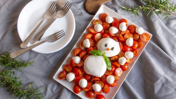 Ein Schneemann aus Mozzarella ist schnell gemacht und macht auf der Festtafel ordentlich etwas her.