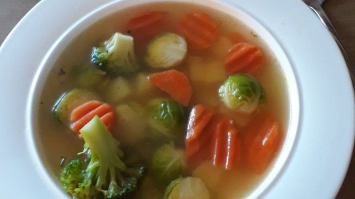 Wintersuppe mit buntem Gem&uuml;se, denn etwas Warmes braucht der Mensch!  M&ouml;chte man sich da nicht gleich einen Sitzplatz suchen?