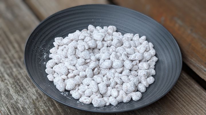 Weihnachtliche N&uuml;sse in Schneeoptik &ndash; Diese Erdn&uuml;sse mit Schokolade und Puderzucker sind ein echter Hingucker!