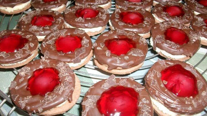 Meine Schwarzw&auml;lder Kirsch Gutsle mit Schokoteig, wei&szlig;er Schokocreme und Kirschgelee mit Schuss.