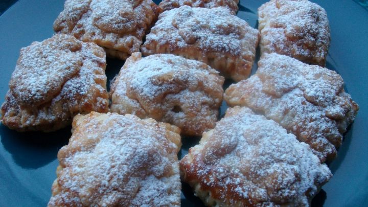 Apfel-Spekulatius-Crumble H&auml;ppchen aus Bl&auml;tterteig &ndash; gef&uuml;llt mit Apfel, Zimt-Crumble, Spekulatiuscreme und Cashew.