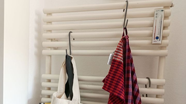 Mithilfe von beschichteten Haken f&uuml;r Handtuchheizk&ouml;rper l&auml;sst sich der Stauraum in Bad und K&uuml;che erweitern.