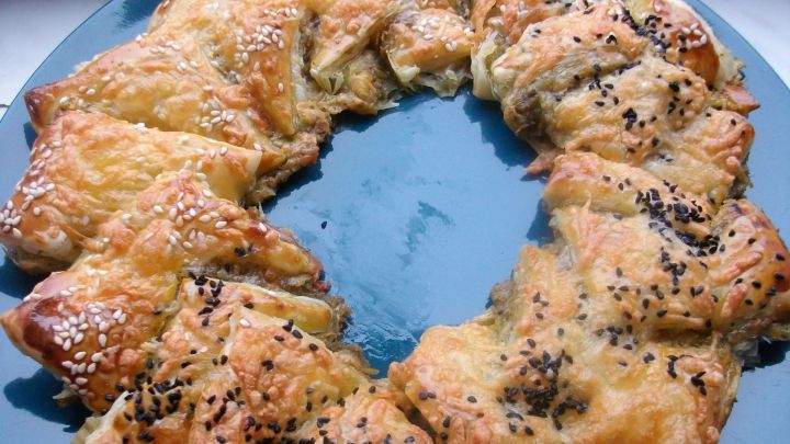 Frisch aus dem Ofen, mein Bl&auml;tterteig-Pesto-Kranz, optisch ungleich und lustig, aber auch sehr lecker.