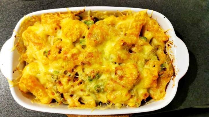 Goldbraun &uuml;berbackenes Tris di Pasta mit Erbsen aus dem Artikel: drei Nudelsorten in der Auflaufform, mit K&auml;sekruste aus dem Ofen.