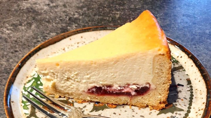 K&auml;sekuchen mit Schmand und Preiselbeeren.