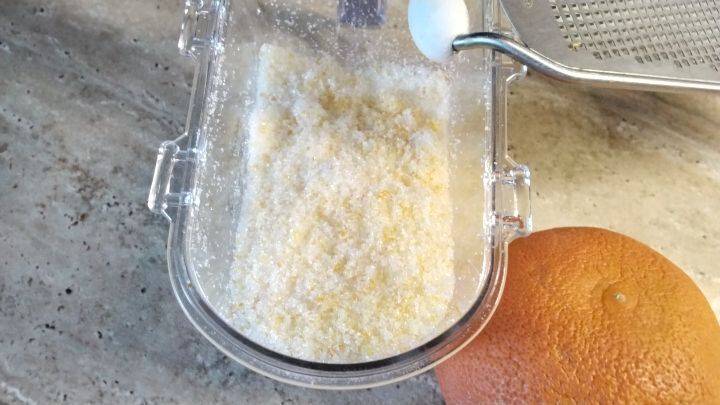 Orangen-Zucker selbst herstellen ist kein Zauberwerk. Man ben&ouml;tigt eine Bio-Orange und Kristallzucker. 