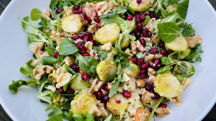 Warmer Wintersalat mit Granatapfel, Feldsalat, Rosenkohl und Waln&uuml;ssen &ndash; herzhaft und winterliches Rezept.