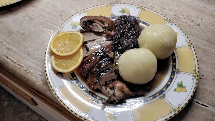 Ente &agrave; l'orange mit Kartoffelkn&ouml;del und Blaukraut  als Beilage sowie eine geschmackvolle Orangenso&szlig;e.