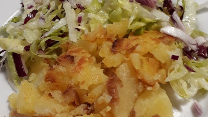 Knusprig ger&ouml;stete Kl&ouml;&szlig;e, zusammen mit einem bunten Salat aus Eisbergsalat und Radicchio ergeben eine wundervolle, schnelle Mahlzeit.