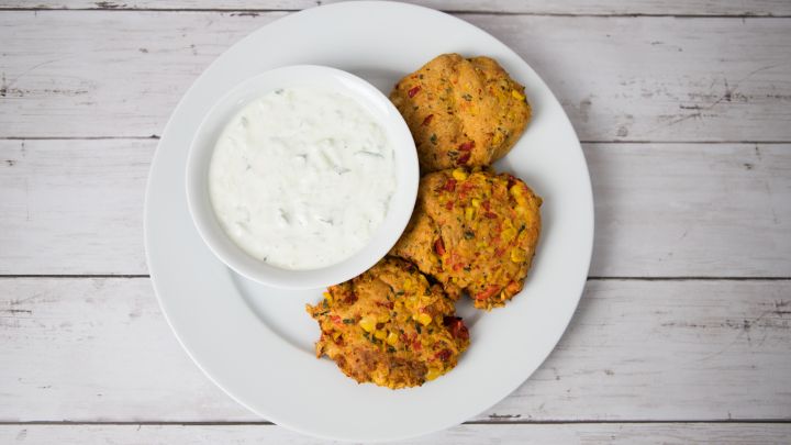 Gem&uuml;sebratlinge aus dem Airfryer: knusprige Bratlinge auf dem Teller, dazu cremiger Dip &ndash; so klappt&rsquo;s auch bei Dir.