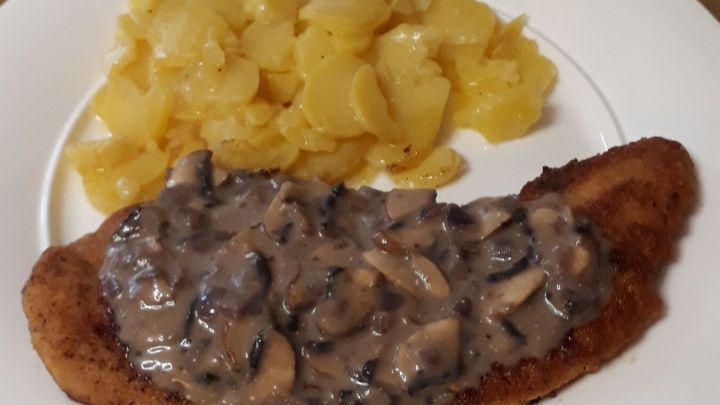 Wir lieben Schnitzel mit Champignons. Dabei muss unser Schnitzel aber immer auch paniert sein.