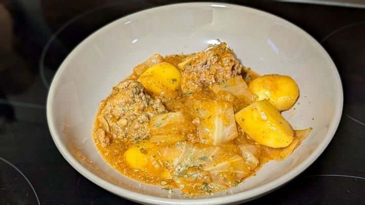 One-Pot-Kohlrouladen: In einer Sch&uuml;ssel siehst Du Kohlrouladen mit Kartoffeln in w&uuml;rziger So&szlig;e &ndash; alles aus einem Topf.